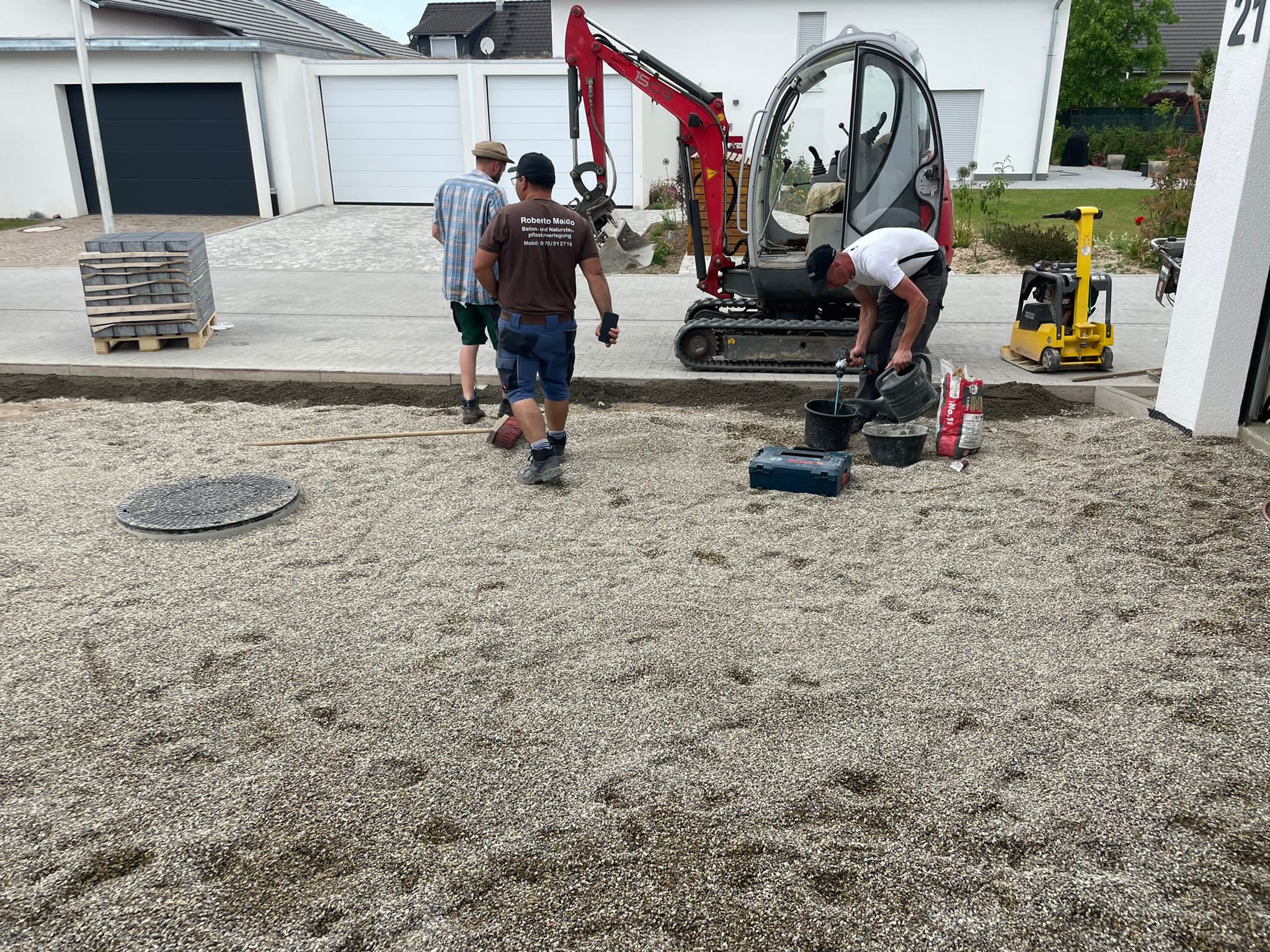 aufgefüllte Kiesfläche mit Bagger