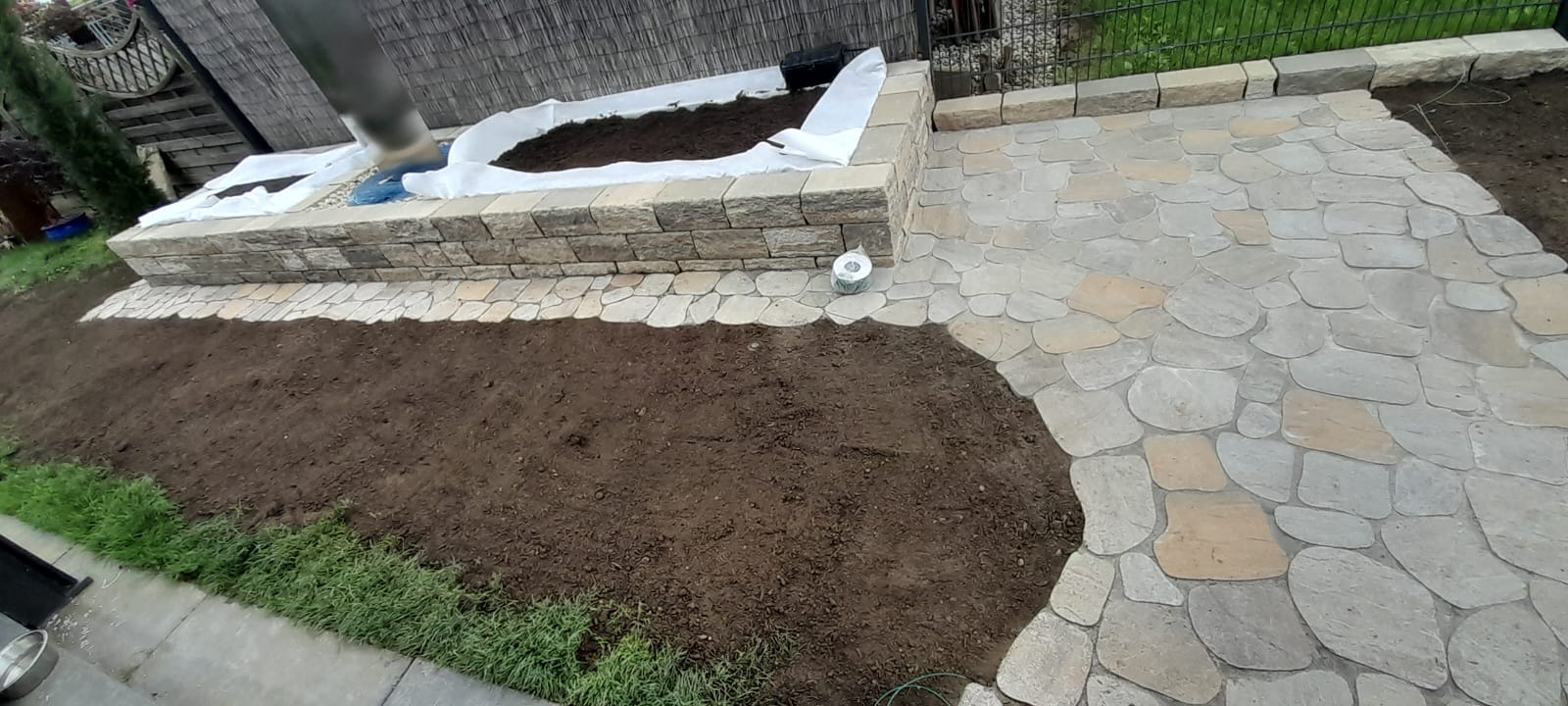 Edelrost Platten eingerahmt.
