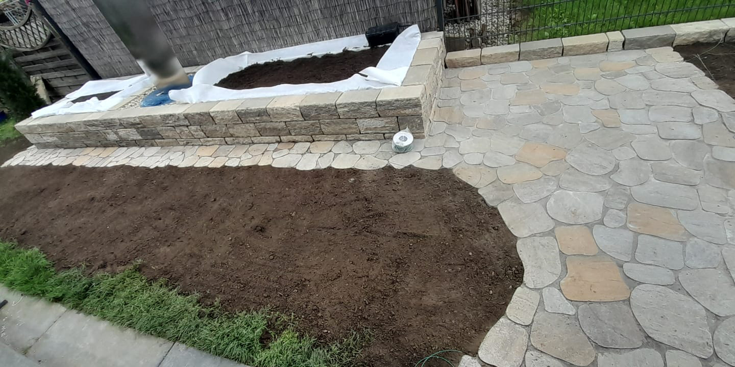 Schiefer Stele mit Betonsockel gesetzt Edelrost Platten eingerahmt.