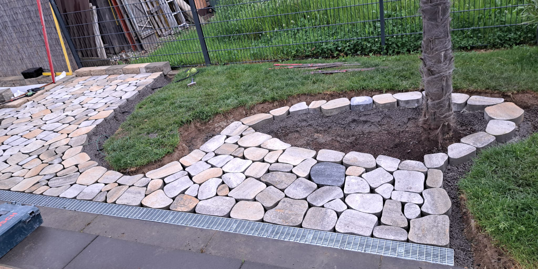 Edelrost Platten eingerahmt.
