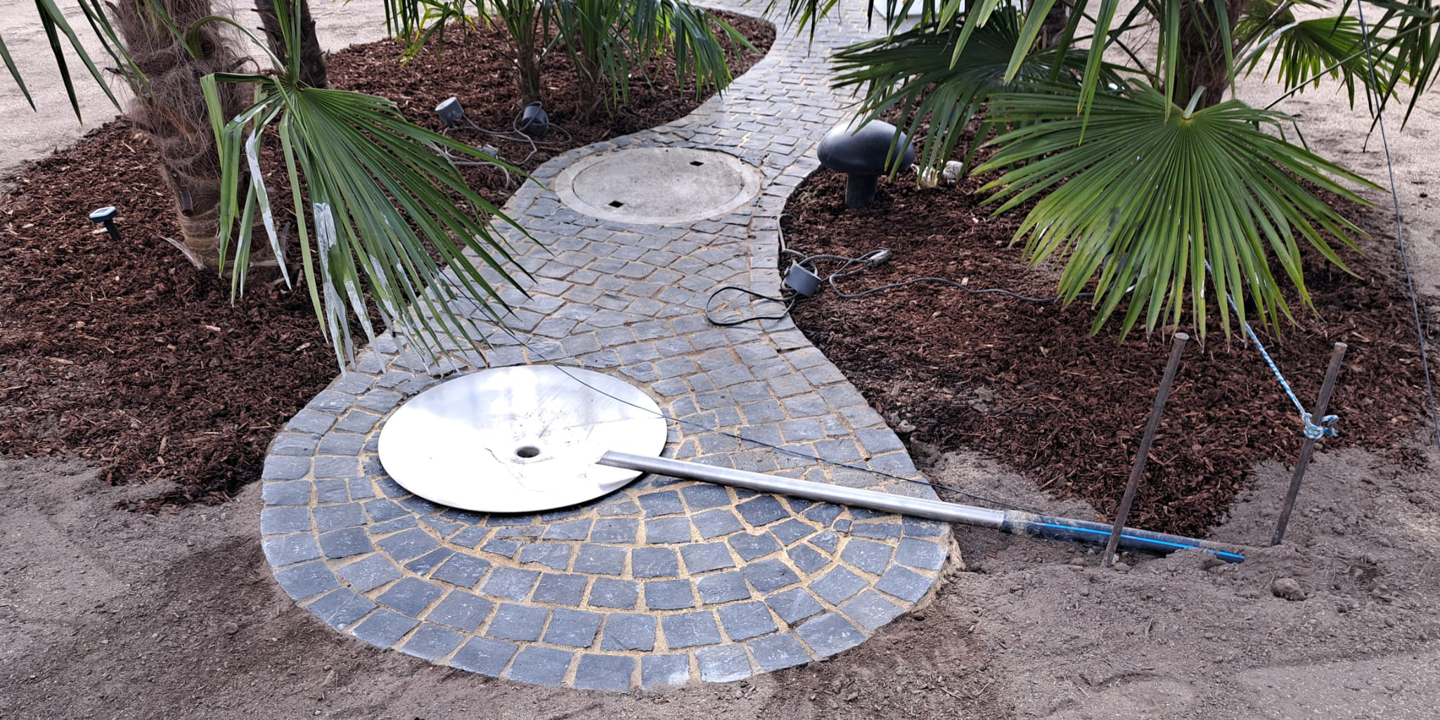 Schiefer Stele mit Betonsockel gesetzt Edelrost Platten eingerahmt.