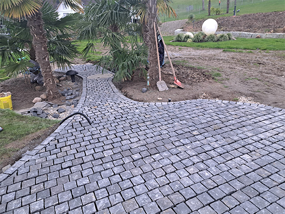 Edelrost Platten eingerahmt.
