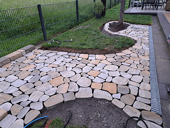 Schiefer Stele mit Betonsockel gesetzt Edelrost Platten eingerahmt.