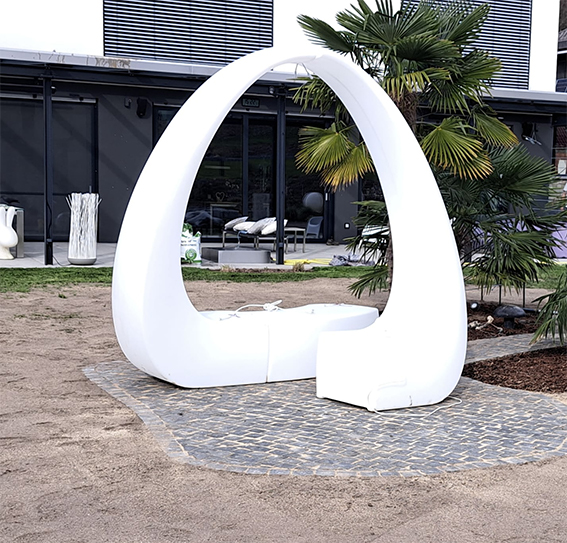 Schiefer Stele mit Betonsockel gesetzt Edelrost Platten eingerahmt.