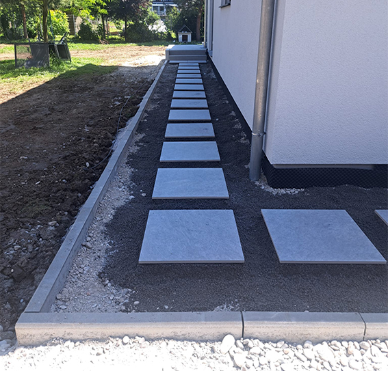 Edelrost Platten eingerahmt.
