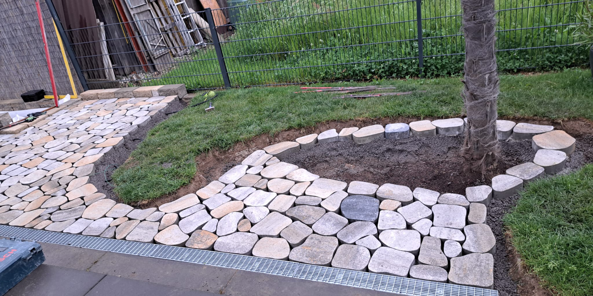 Edelrost Platten eingerahmt.
