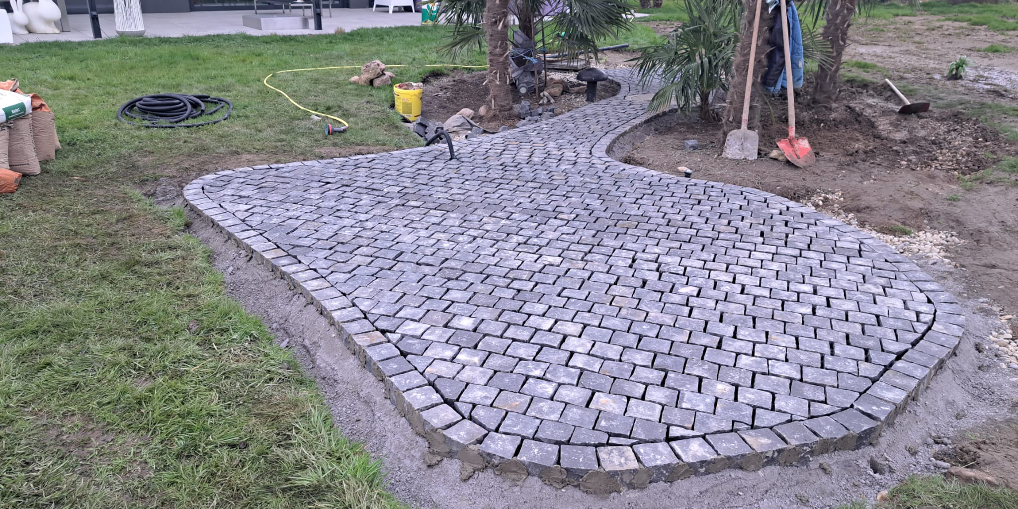 Schiefer Stele mit Betonsockel gesetzt Edelrost Platten eingerahmt.