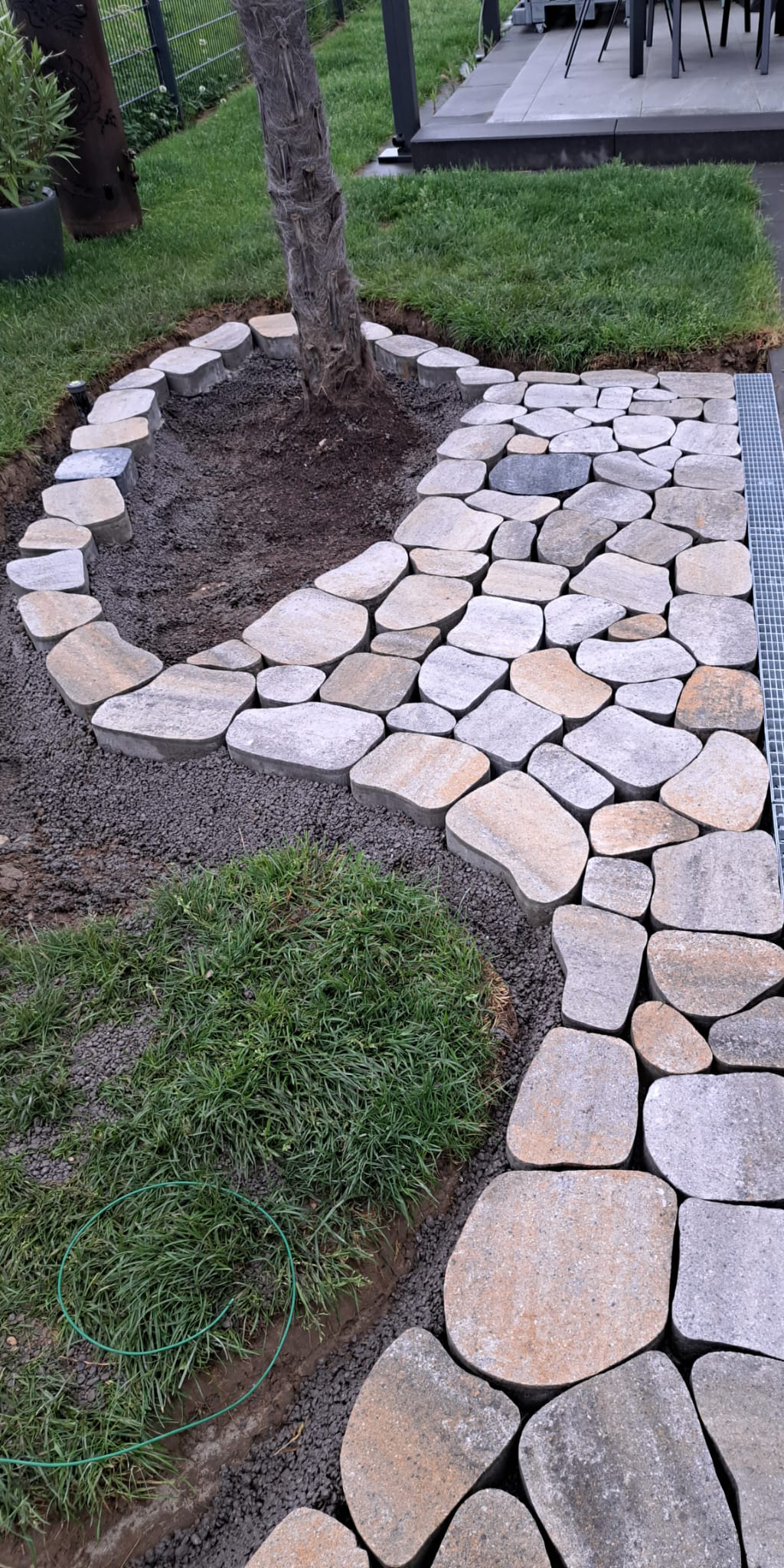 Edelrost Platten eingerahmt.
