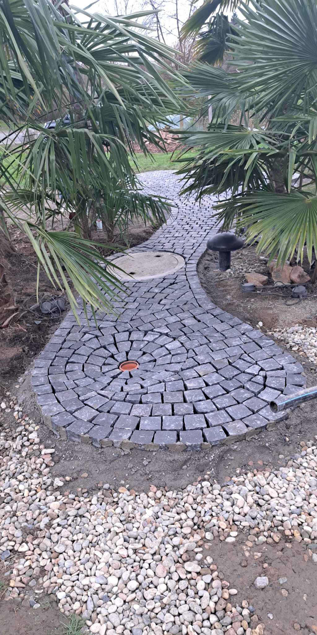 Schiefer Stele mit Betonsockel gesetzt Edelrost Platten eingerahmt.