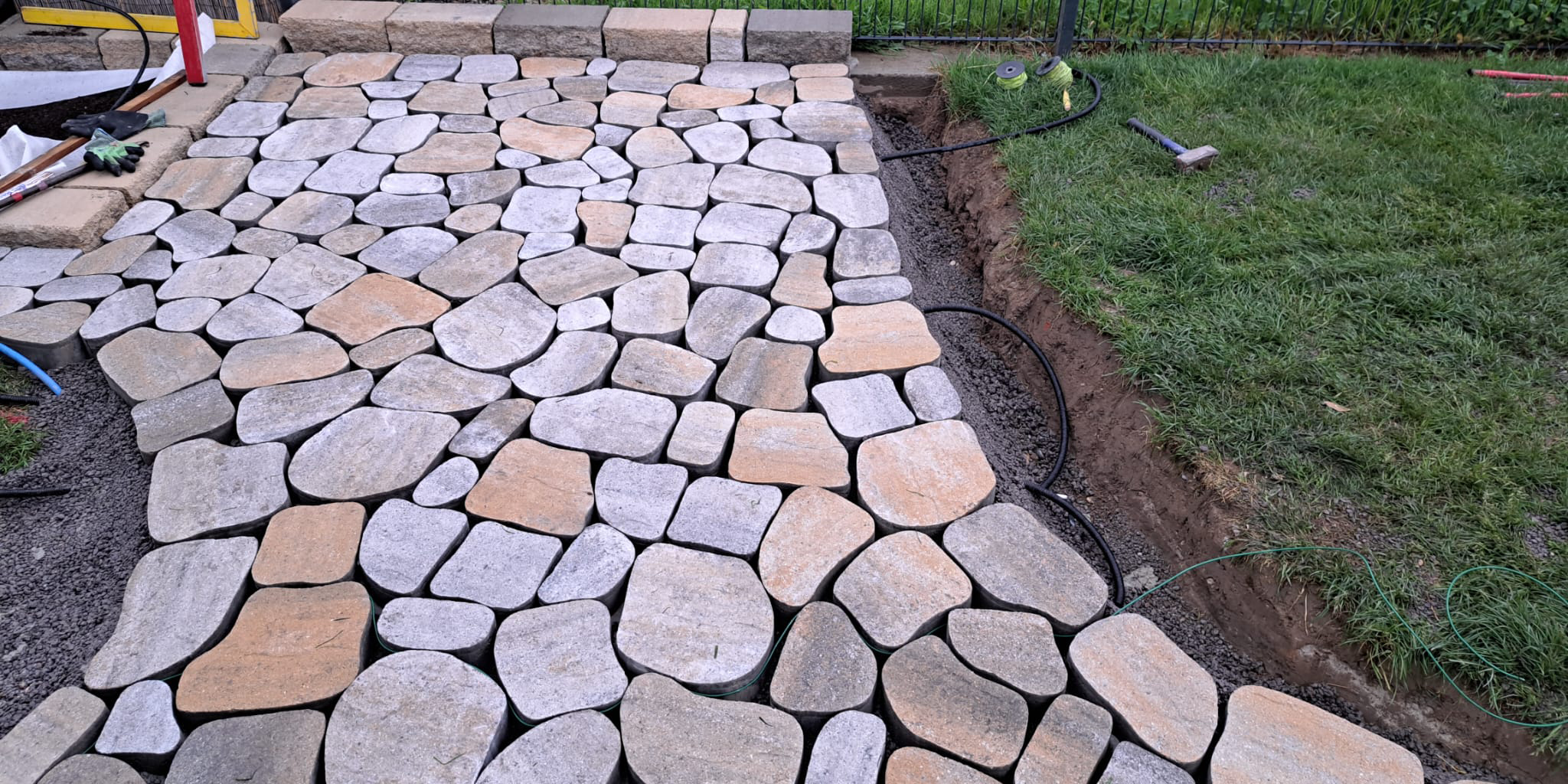 Edelrost Platten eingerahmt.
