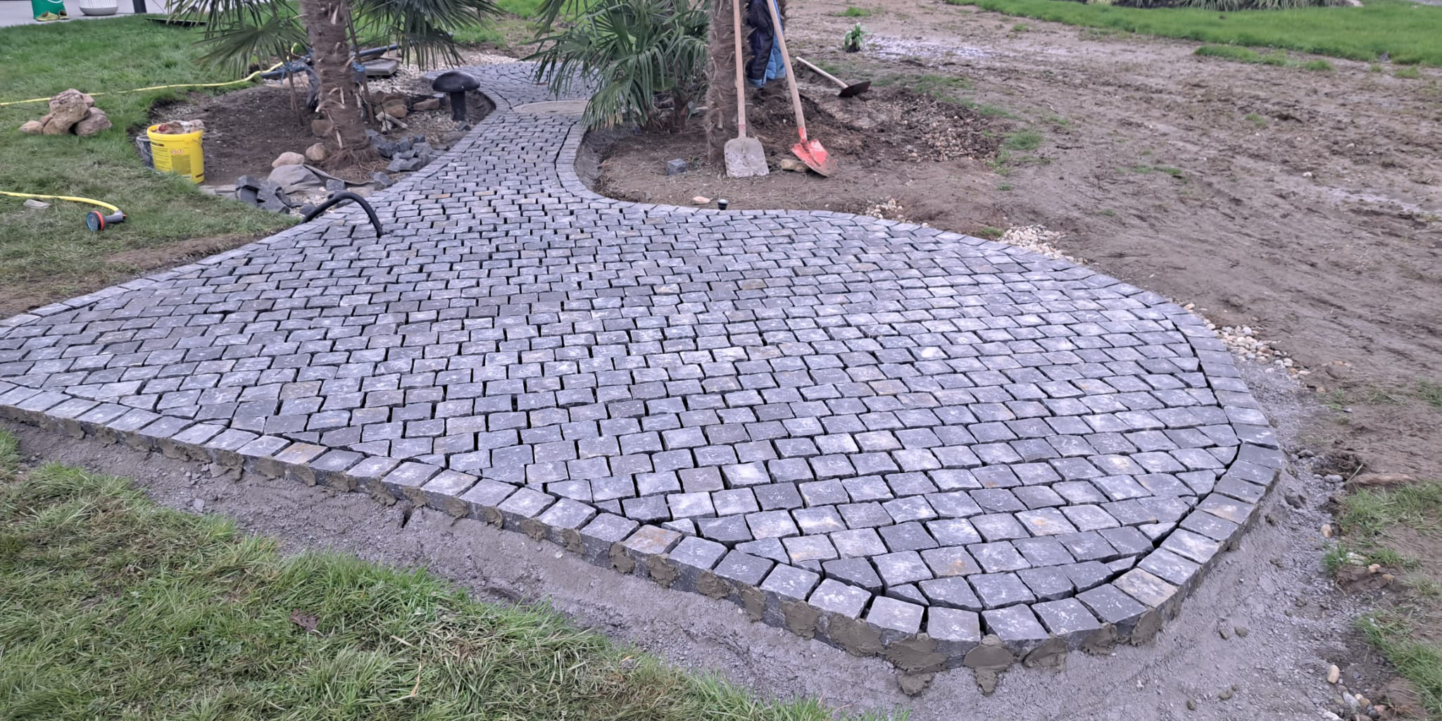 Schiefer Stele mit Betonsockel gesetzt Edelrost Platten eingerahmt.