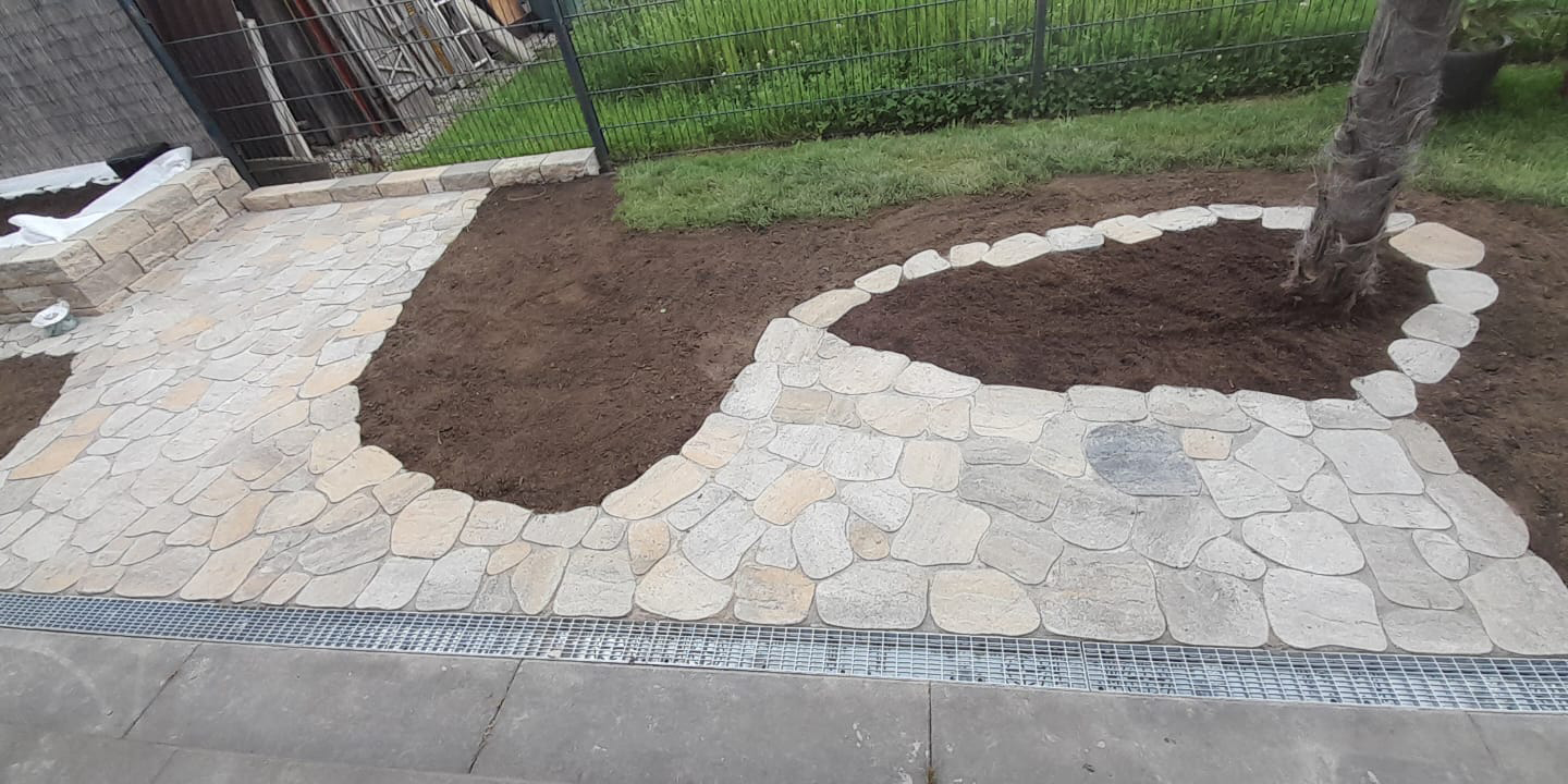 Edelrost Platten eingerahmt.
