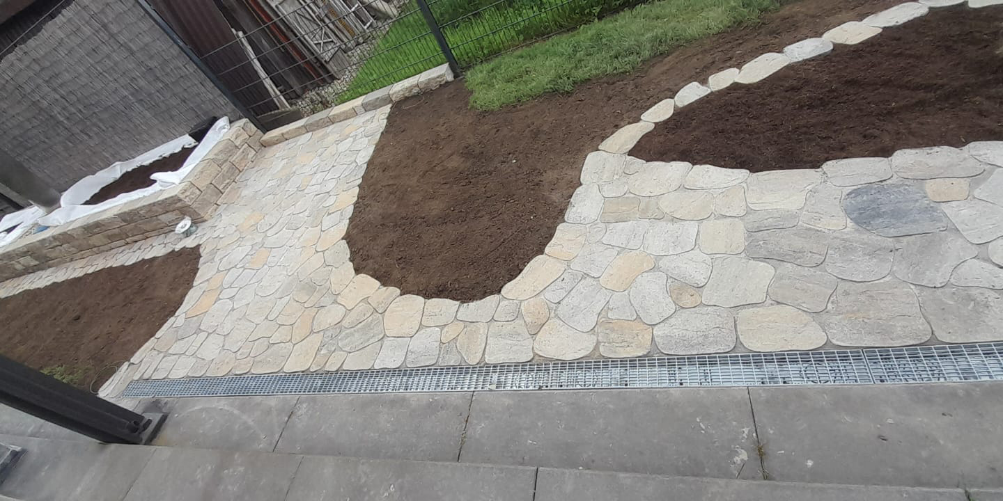 Schiefer Stele mit Betonsockel gesetzt Edelrost Platten eingerahmt.