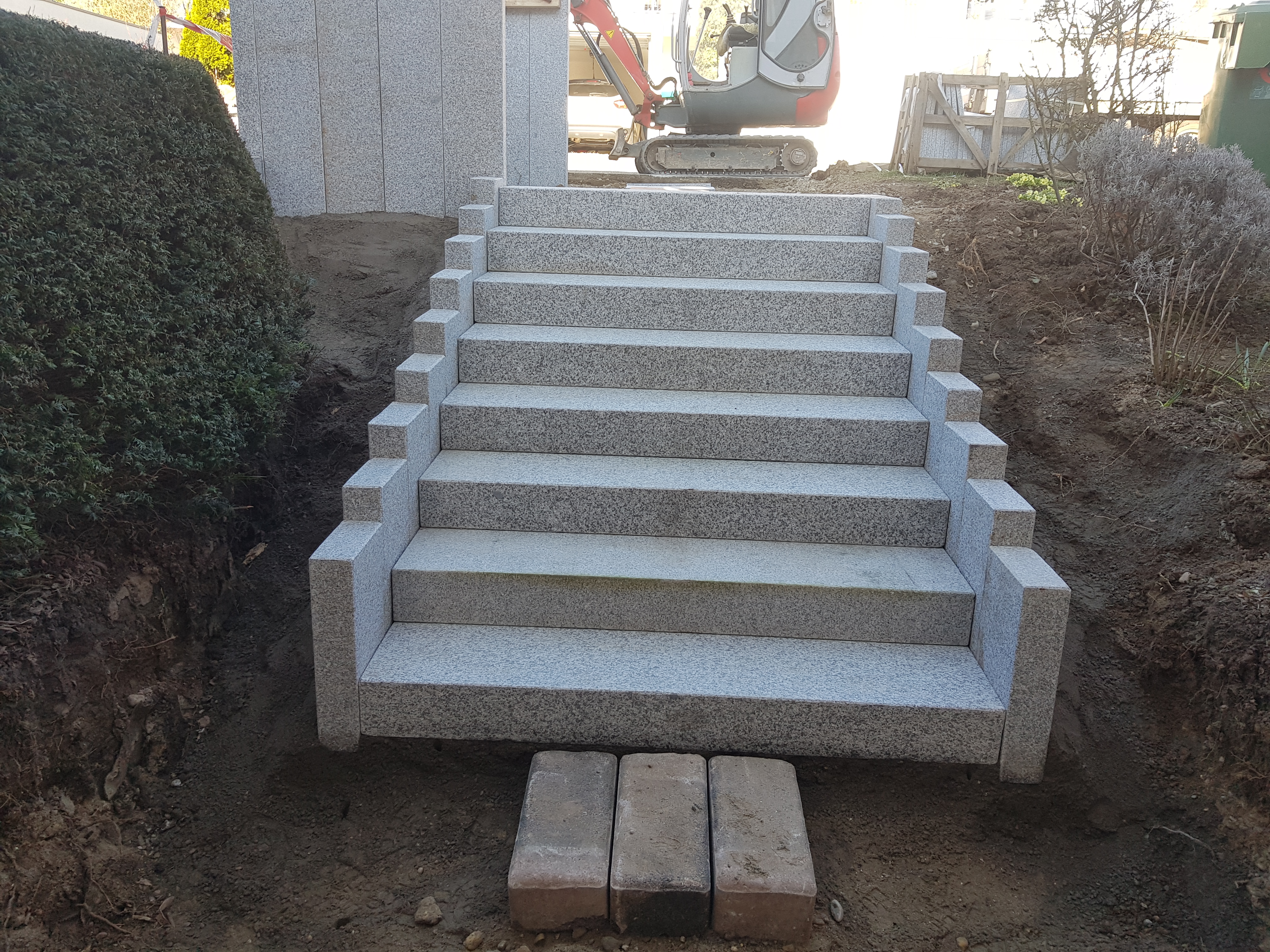 Granit Stufe und Granit Stele gesetzt.