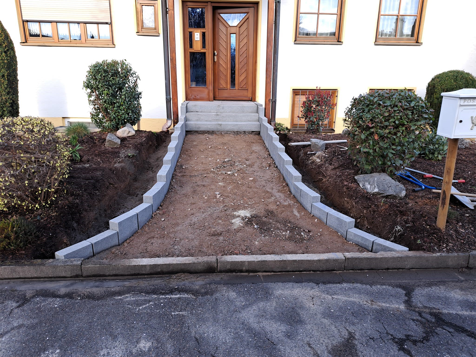 Granit Stufe und Granit Stele gesetzt.