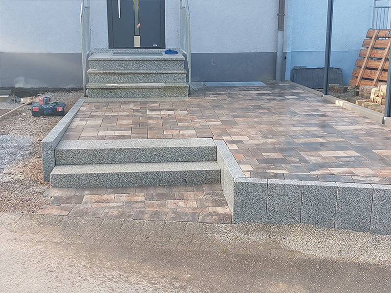 Granit Stufe setzen und Pflasterverlegung
