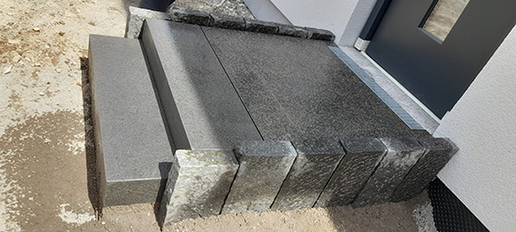 Granit Stufe setzen und Pflasterverlegung