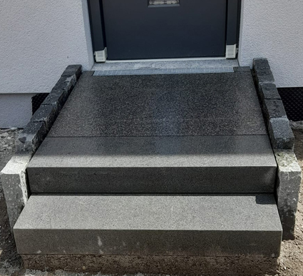 Granit Stufe und Granit Stele gesetzt.