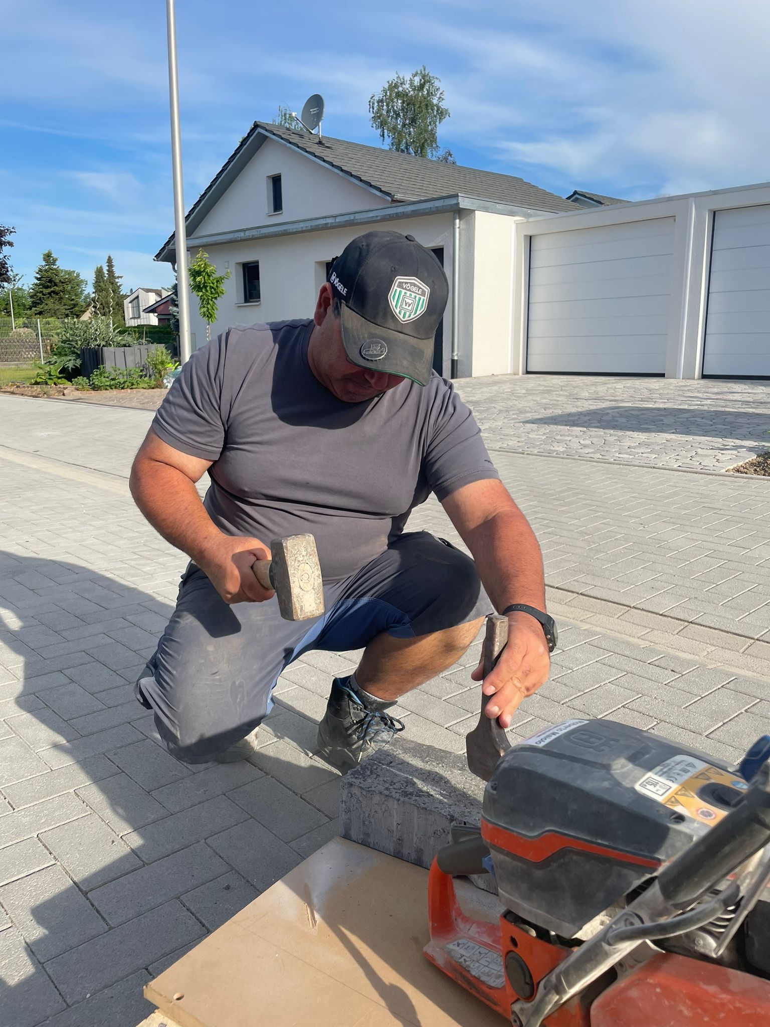 Hofeinfahrt mit Pflaster verlegt