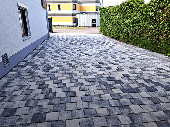 Hofeinfahrt mit Pflaster verlegt.