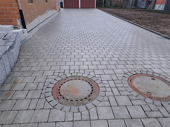 Hofeinfahrt mit Pflaster verlegt.