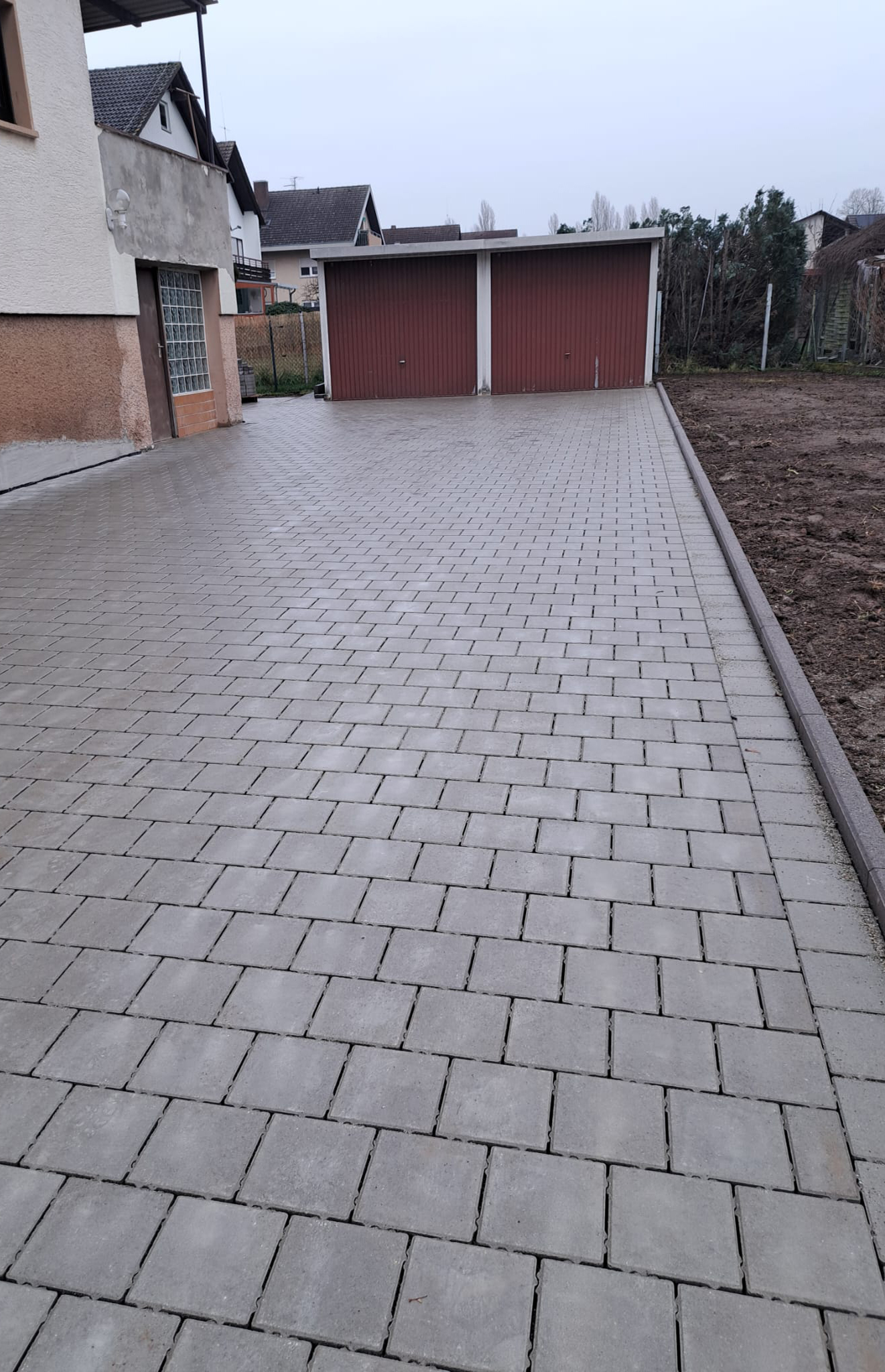 Hofeinfahrt mit Pflaster verlegt.