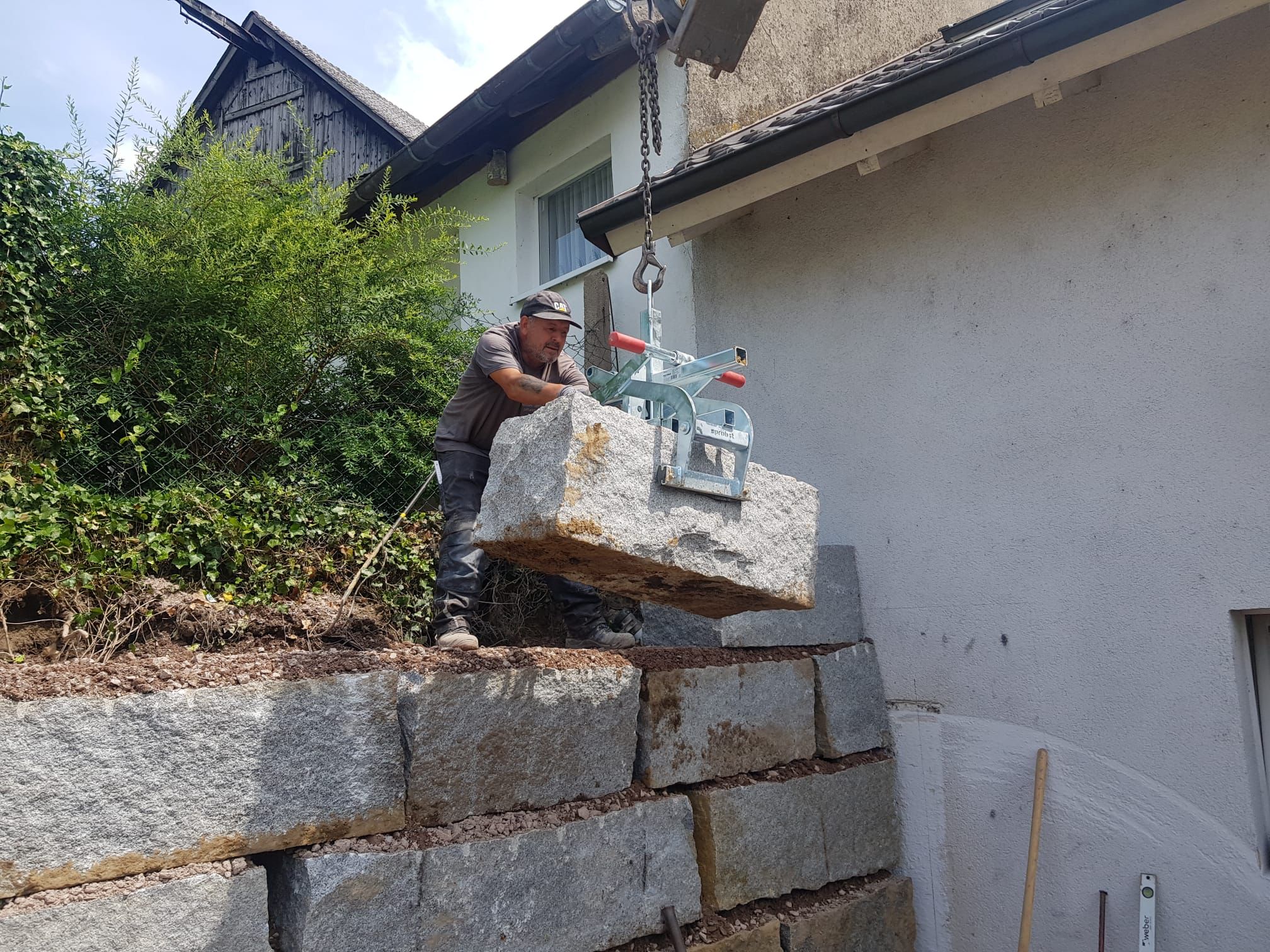 Granitquader in Beton gesetzt und ausgefugt.