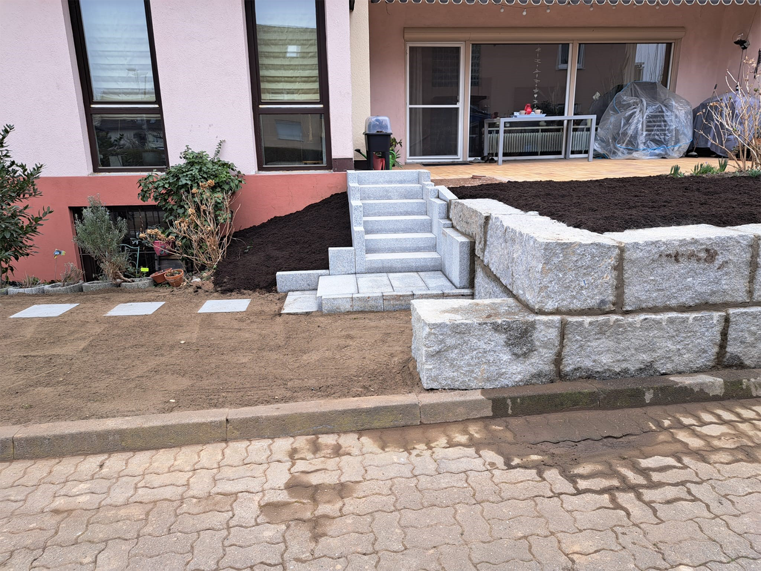 Granitquader in Beton gesetzt und ausgefugt.