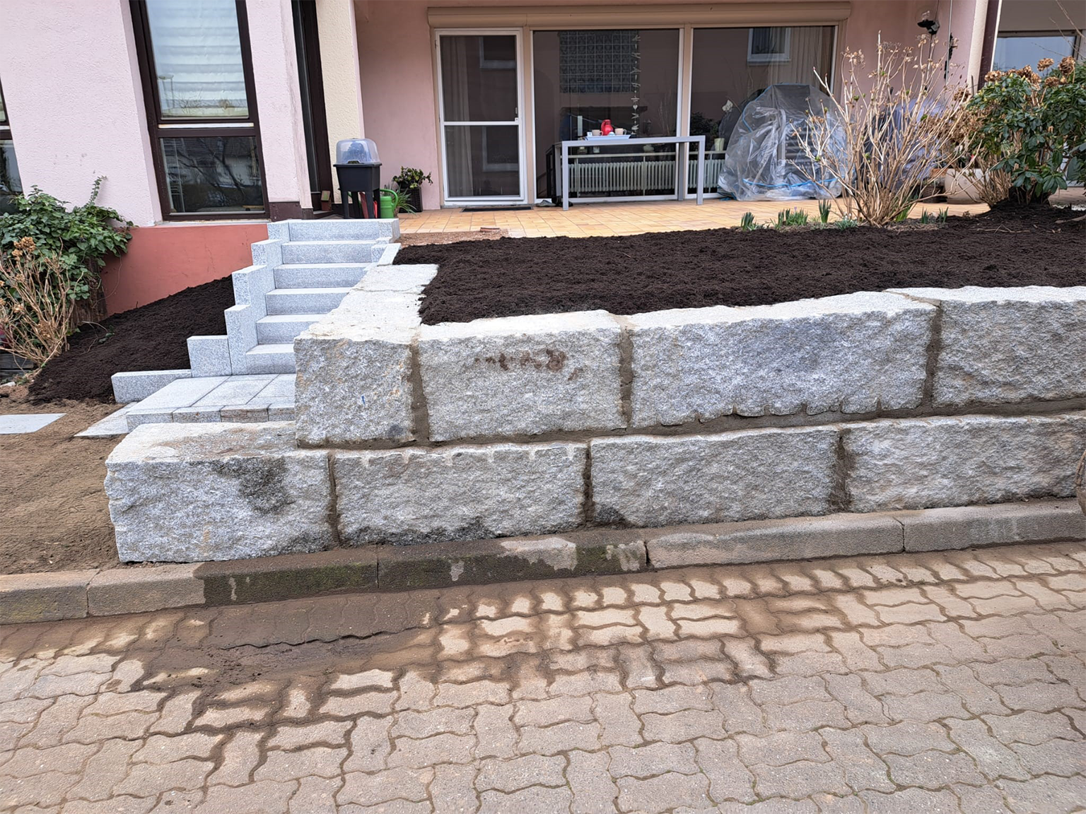 Granitquader in Beton gesetzt und ausgefugt.