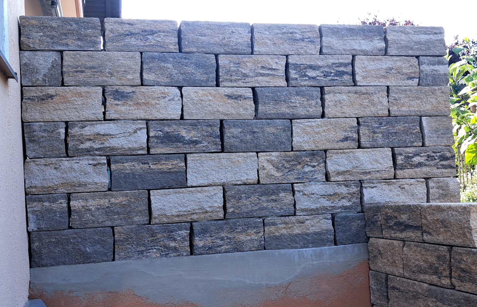 Blockmauersteine in Beton gesetzt
