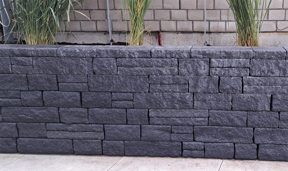 Blockmauersteine in Beton gesetzt.