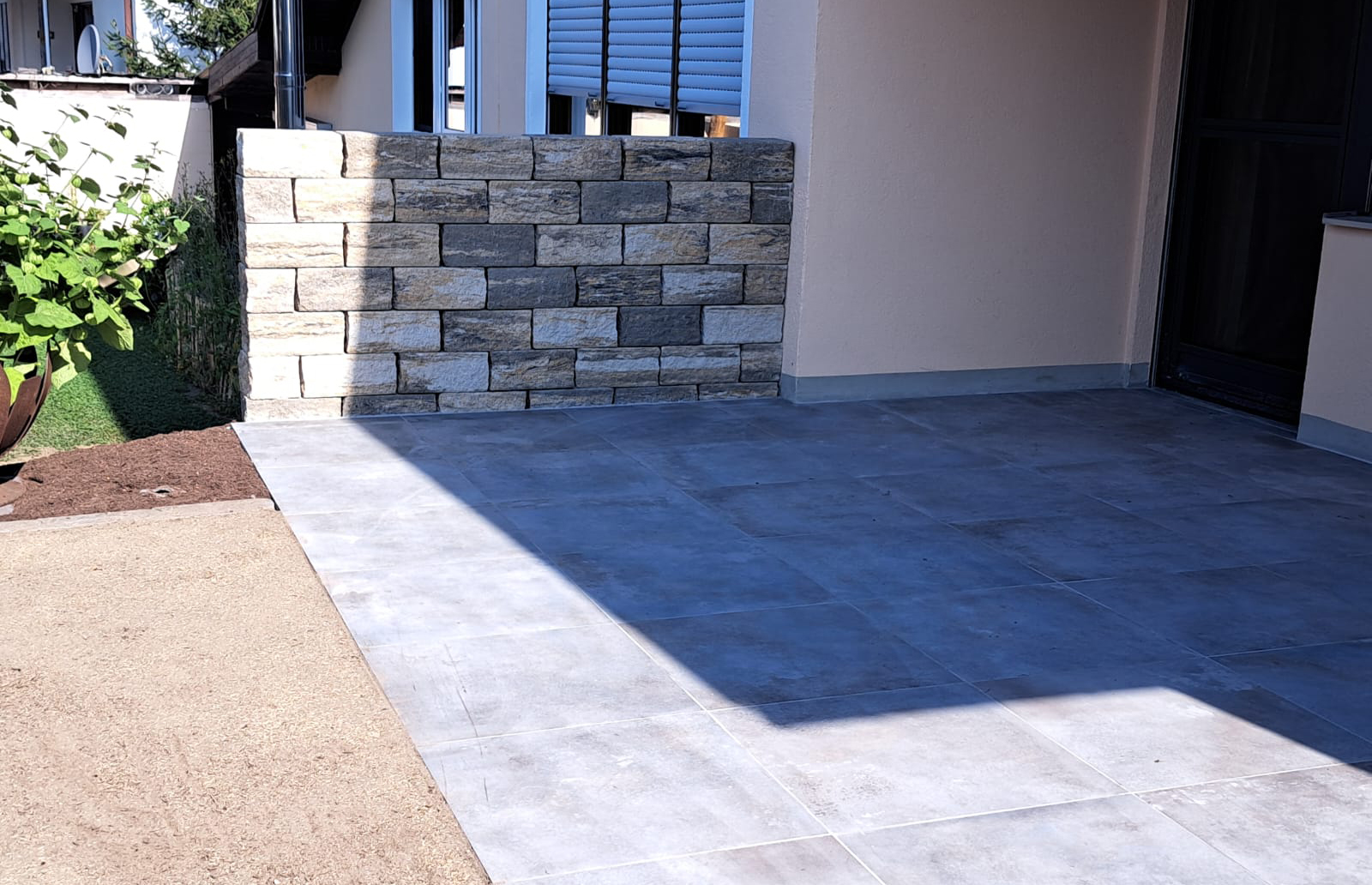 Blockmauersteine in Beton gesetzt.