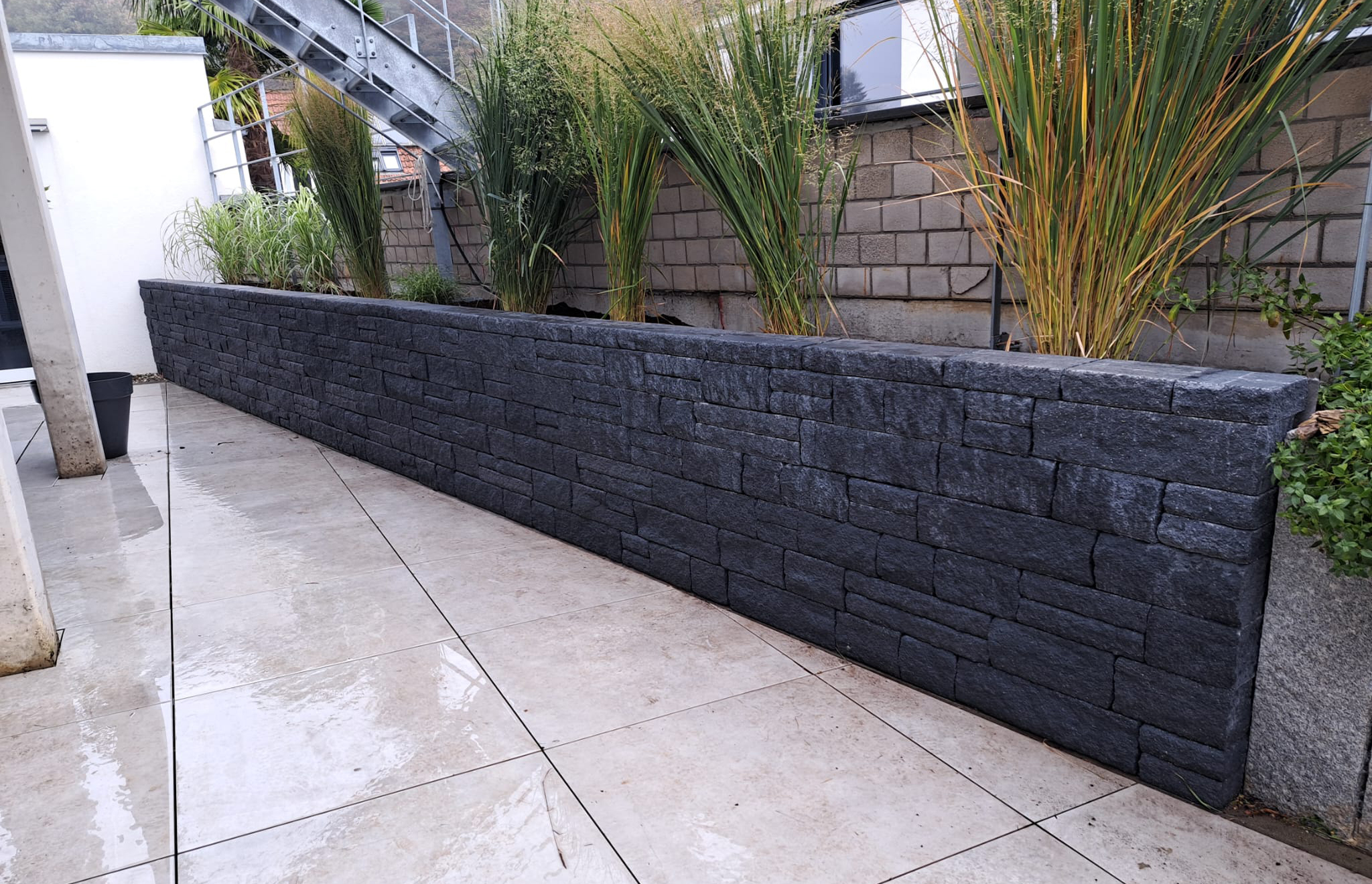 Blockmauersteine in Beton gesetzt.