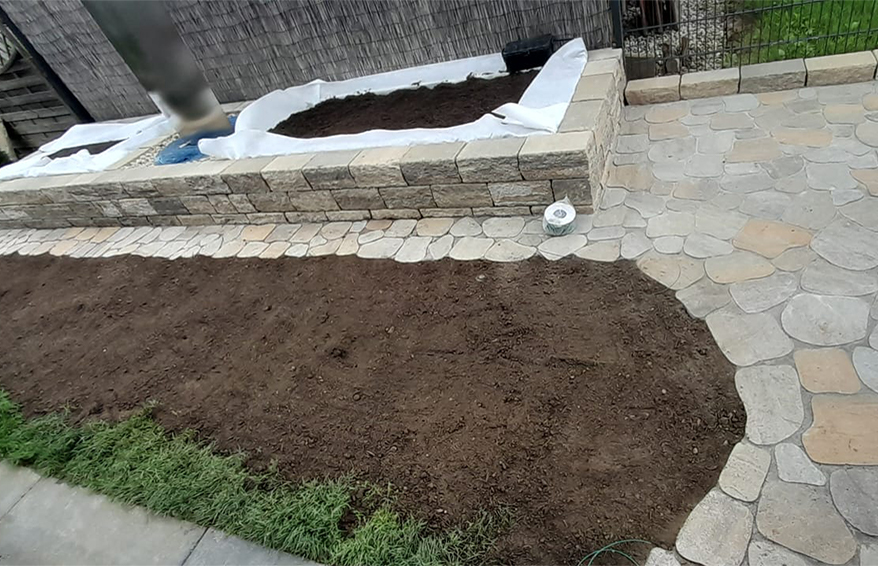 Blockmauersteine in Beton gesetzt.