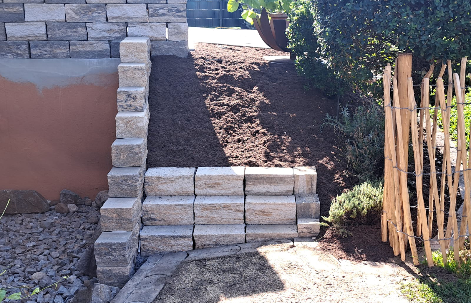 Blockmauersteine in Beton gesetzt.