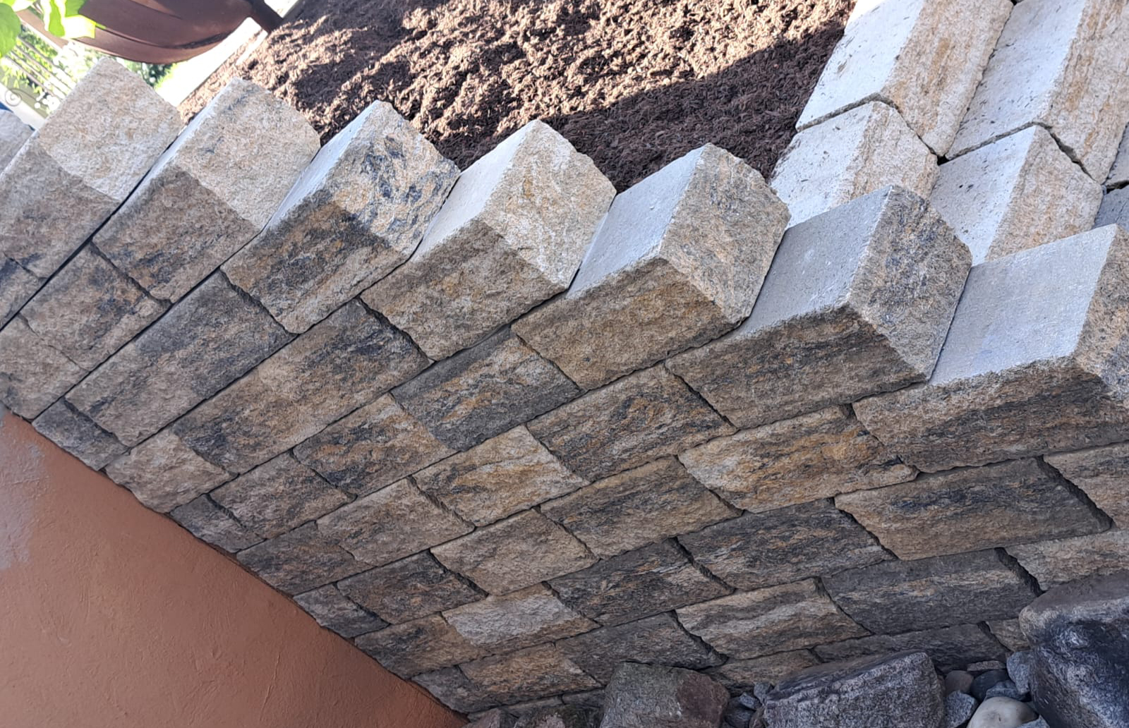 Blockmauersteine in Beton gesetzt
