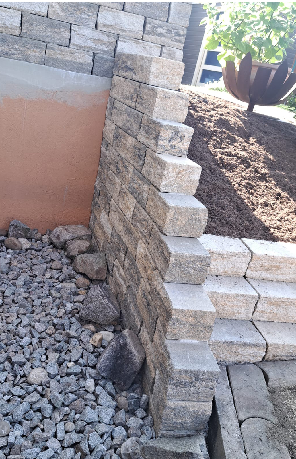 Blockmauersteine in Beton gesetzt
