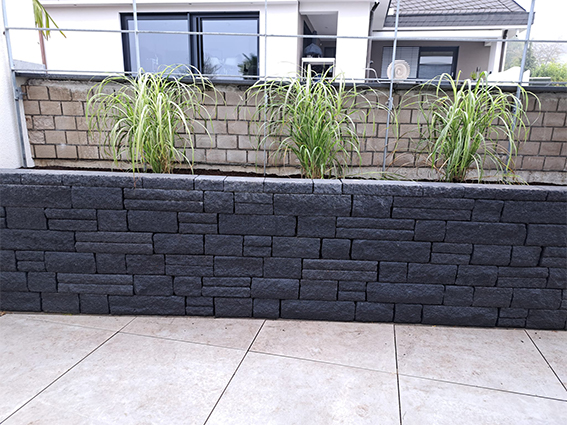 Granitquader in Beton gesetzt und ausgefugt.