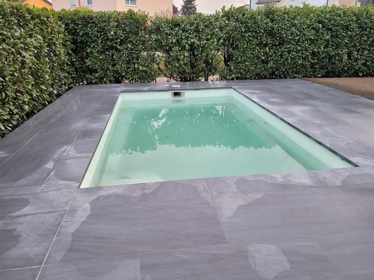 Keramikplattenverlegung  für Poolumrandung in Beton