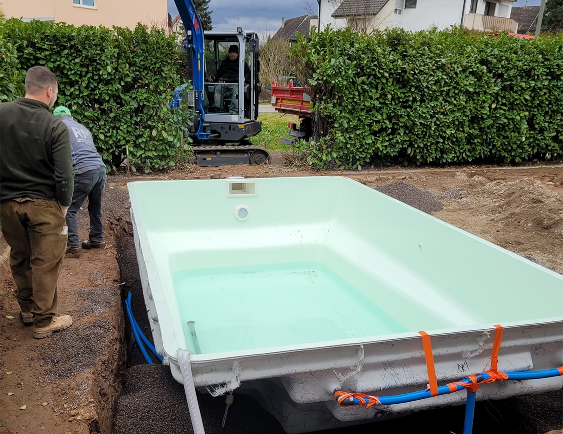 Poolumrandung mit Split verfüllen