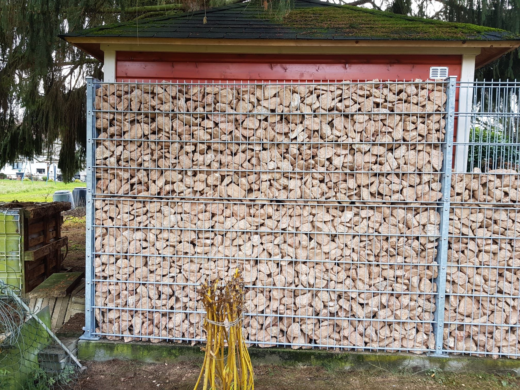 Sichtschutzgestaltung. Gabionen Elemente gestellt und mit Schotter ausgefüllt.
