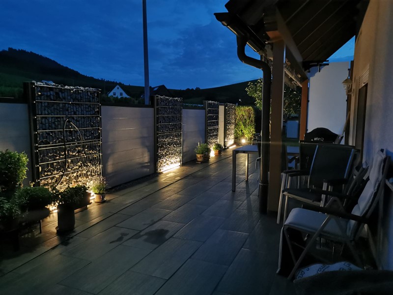 Terrasse  neu gestalten mit Unterbau und Betonplatten verlegt
