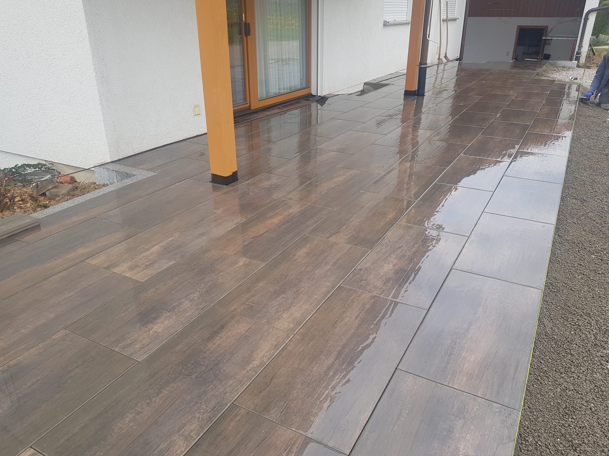 Terrassengestaltung. Keramikplatte in Beton verlegt