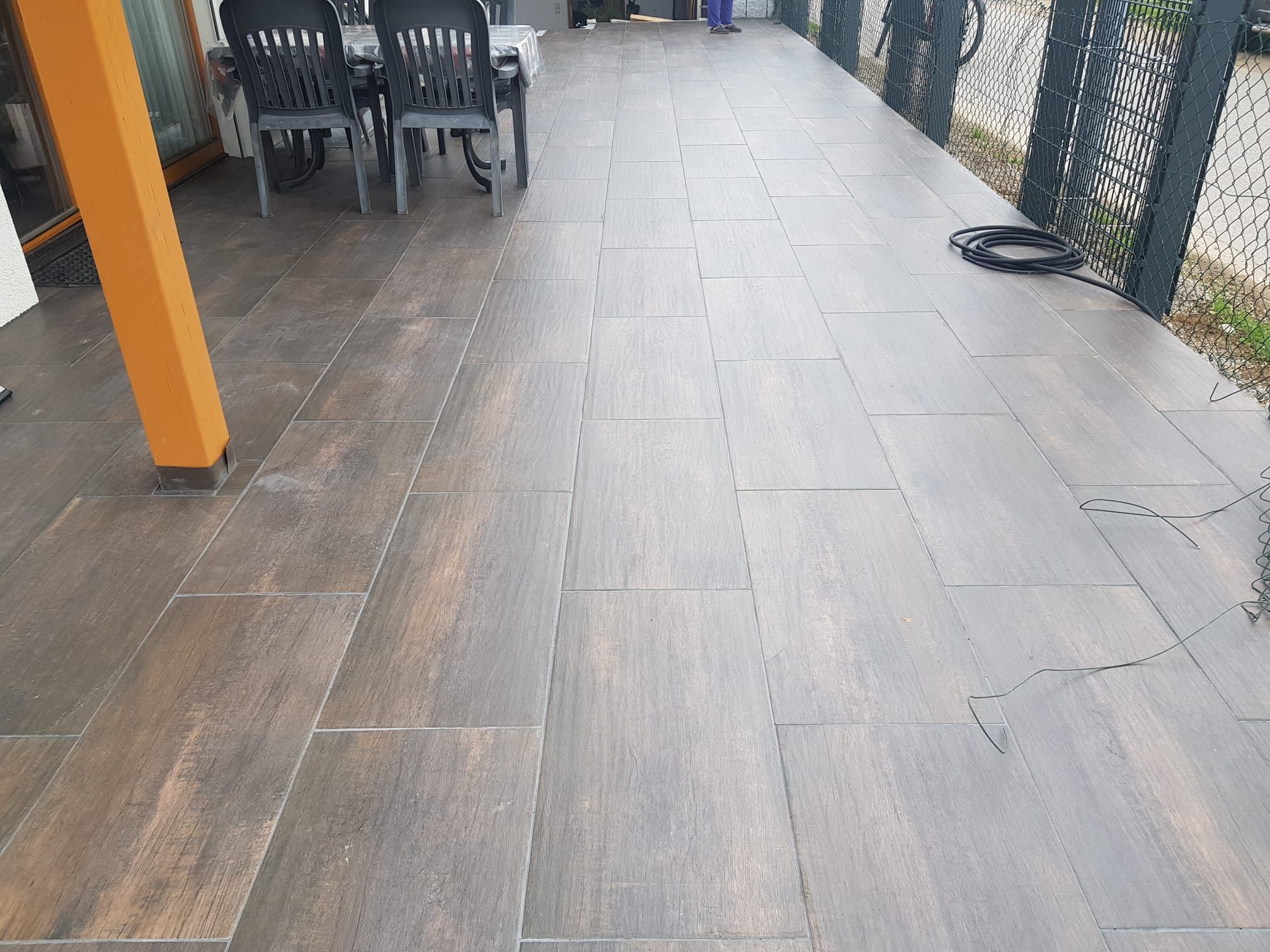 Terrassengestaltung.Keramikplatte in Beton verlegt