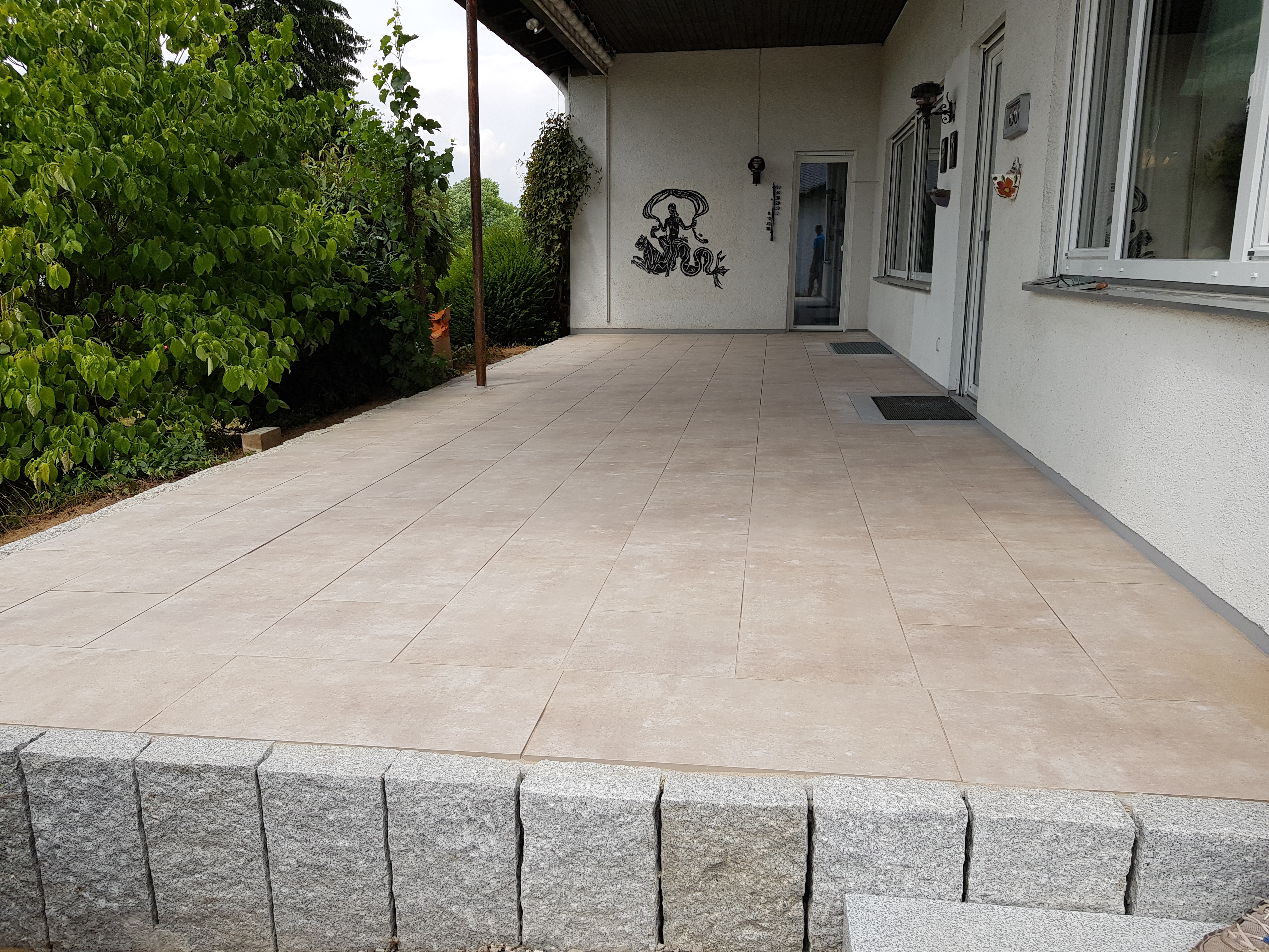 Terrassengestaltung. Keramikplatte in Split verlegt