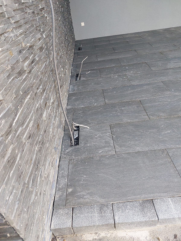 Terrassengestaltung. Terrasse neu gestalten mit Unterbau und Keramikplatten verlegt