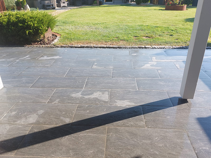 Terrassengestaltung. Terrasse neu gestalten mit Unterbau und Keramikplatten verlegt