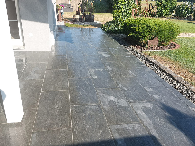 Terrassengestaltung. Terrasse neu gestalten mit Unterbau und Keramikplatten verlegt