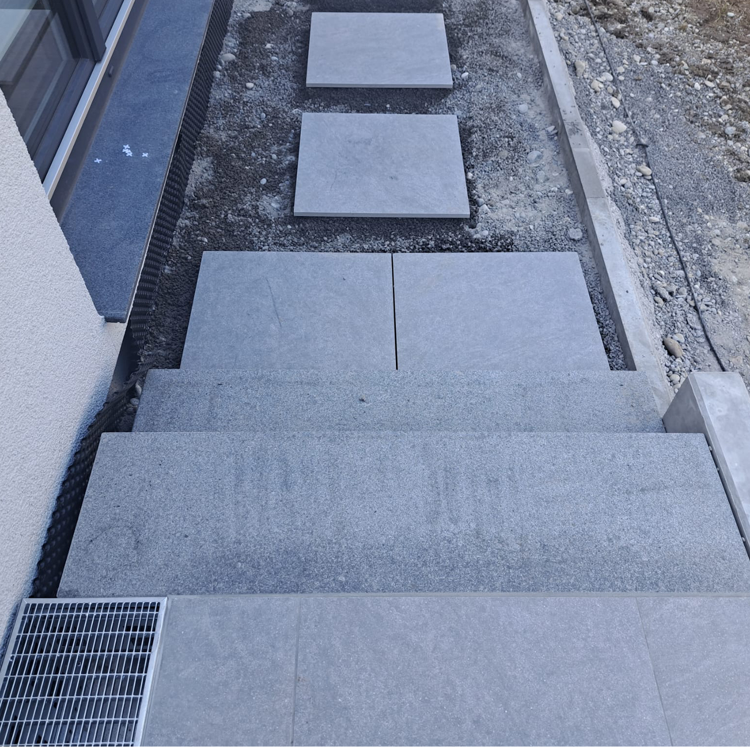 Terrasse neu gestalten mit Keramikplatten verlegt