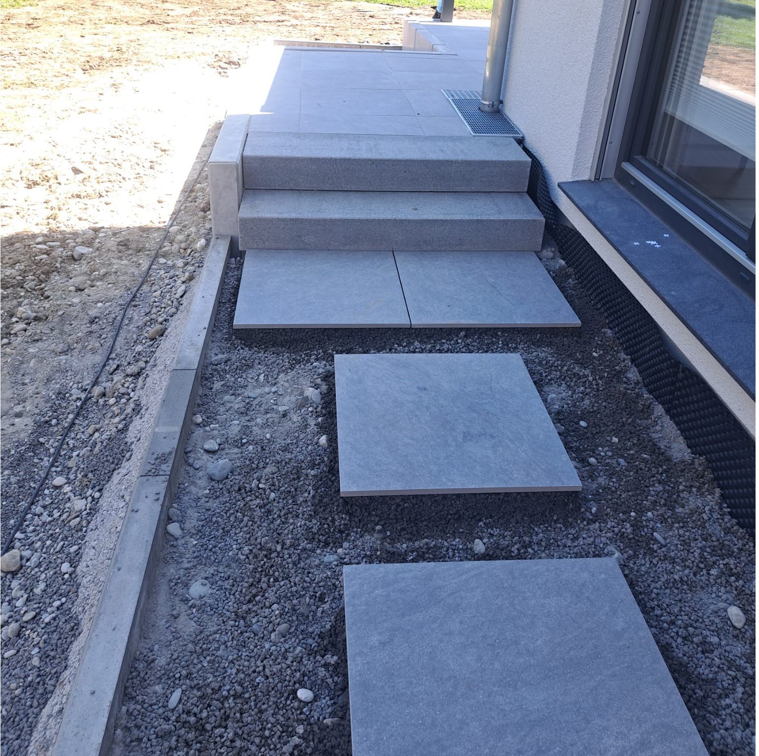 Terrassengestaltung. Terrasse neu gestalten mit Keramikplatten verlegt